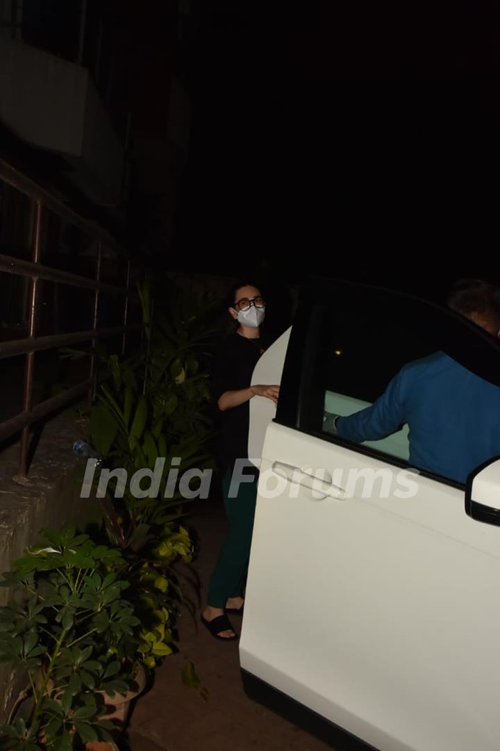 Karisma Kapoor snapped visiting Kareena Kapoor Khan's residence!