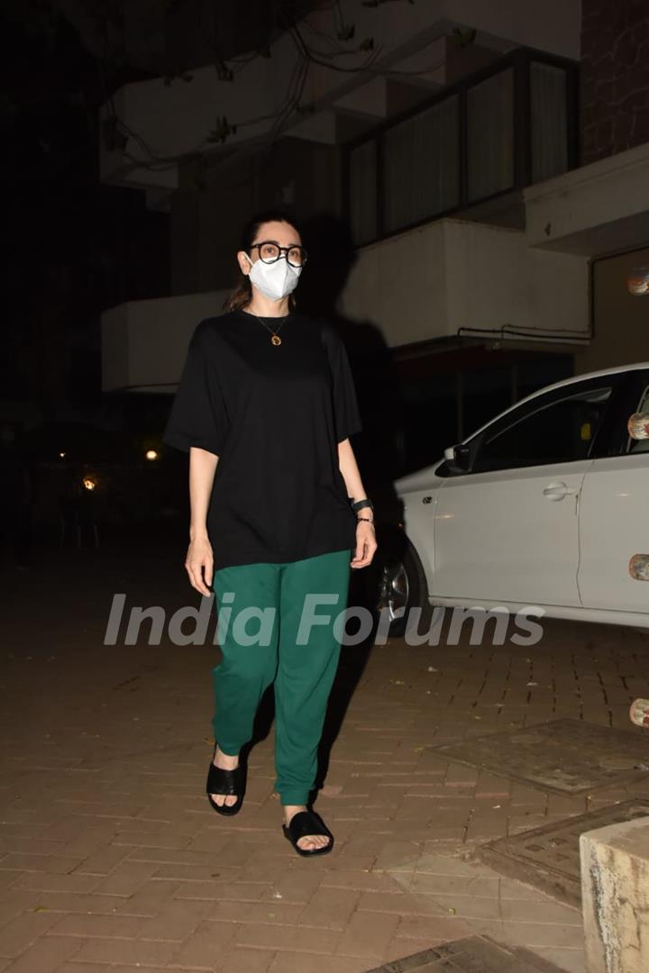 Karisma Kapoor snapped visiting Kareena Kapoor Khan's residence!