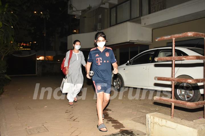 Arjun, Malaika, Karisma, Amrita visit Kareena Kapoor Khan's residence!