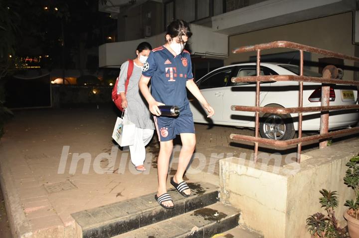 Arjun, Malaika, Karisma, Amrita visit Kareena Kapoor Khan's residence!