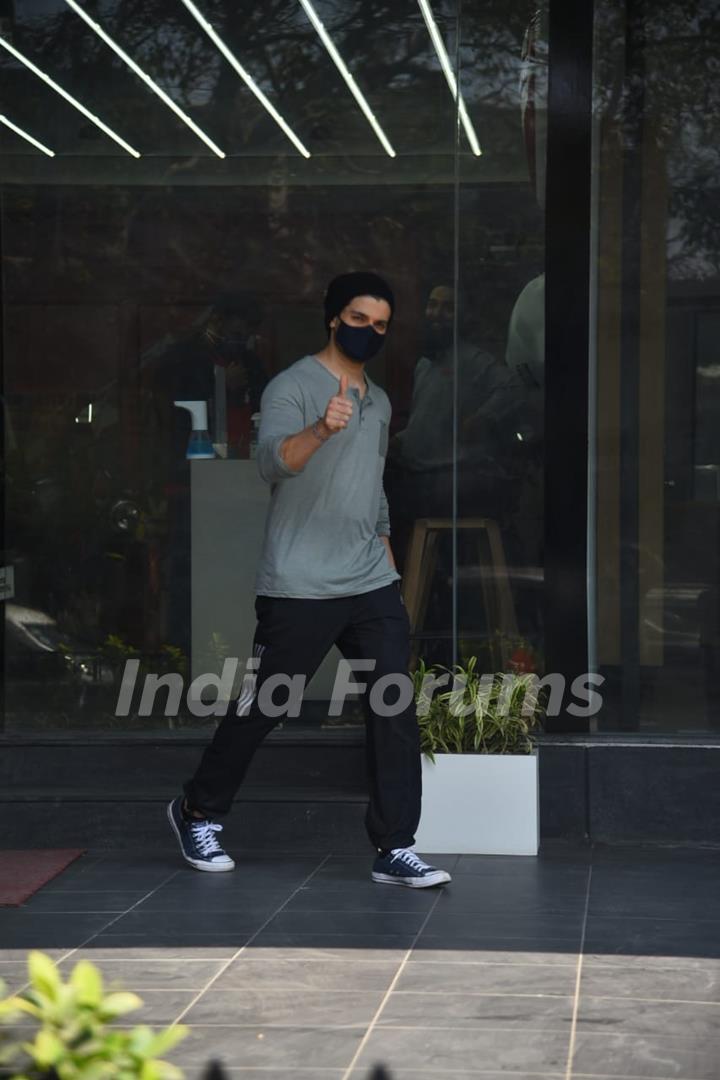 Suraj Pancholi is on a hunt for new bike; spotted in Santacruz