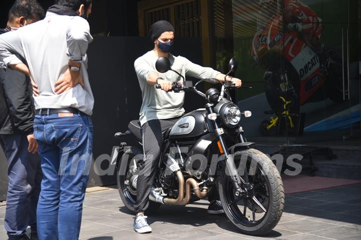 Suraj Pancholi is on a hunt for new bike; spotted in Santacruz