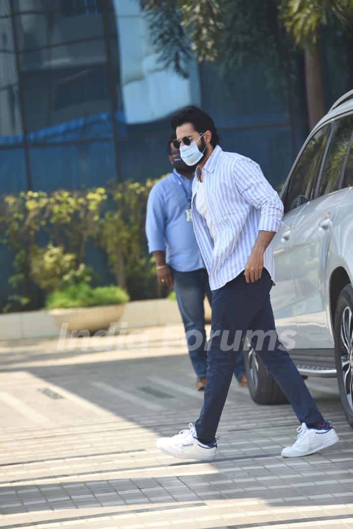 Varun Dhawan spotted at Sajid Nadiadwala office in Andheri