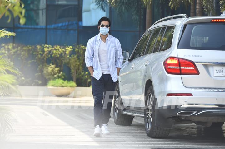 Varun Dhawan spotted at Sajid Nadiadwala office in Andheri