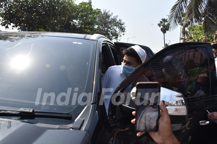 Gauhar Khan at her Father's funeral with her family! 