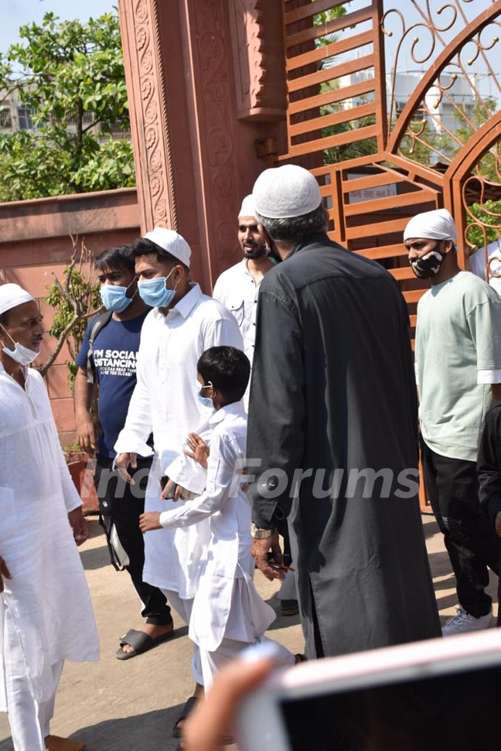 Gauhar Khan at her Father's funeral with her family! 