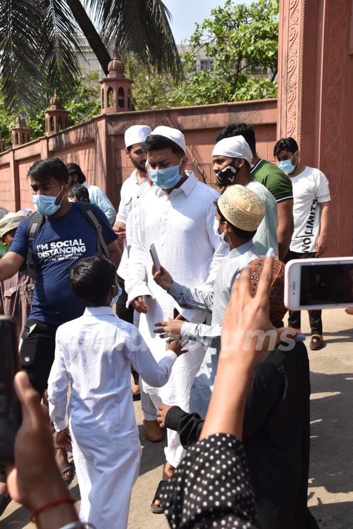 Gauhar Khan at her Father's funeral with her family! 