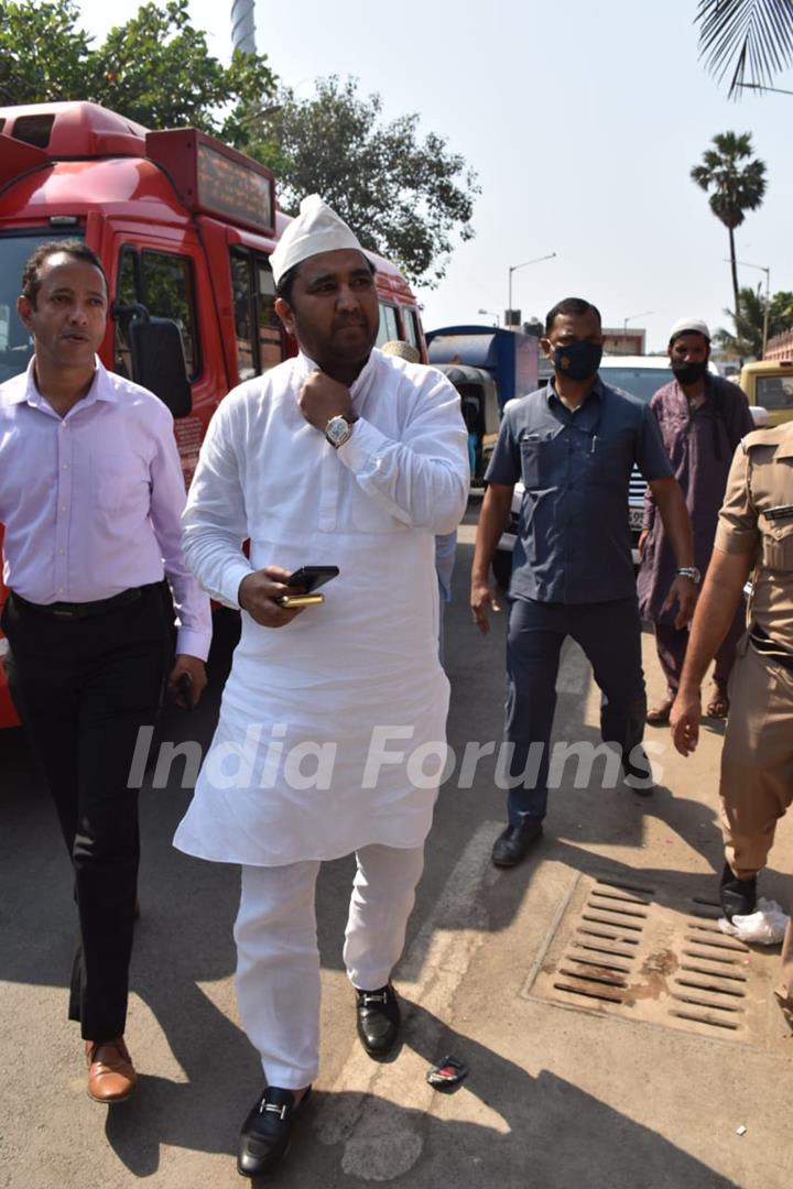 Gauhar Khan at her Father's funeral with her family! 