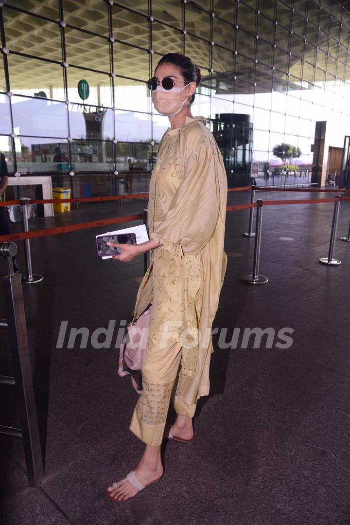 Athiya Shetty snapped at airport