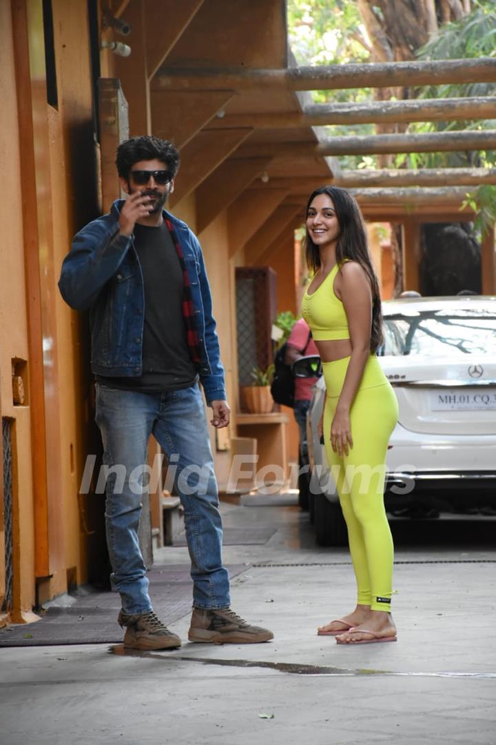 Kartik Aaryan and Kiara Advani make a stylish appearance at a dance class in Mumbai!