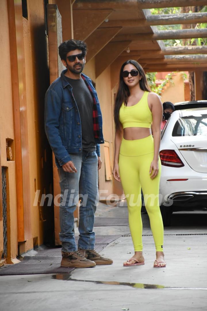 Kartik Aaryan and Kiara Advani make a stylish appearance at a dance class in Mumbai!