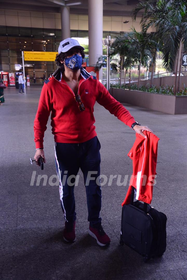 Sonu Nigam spotted at airport