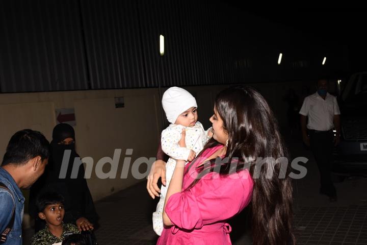 Janhvi Kapoor poses with her assistant's baby at Roohi screening 