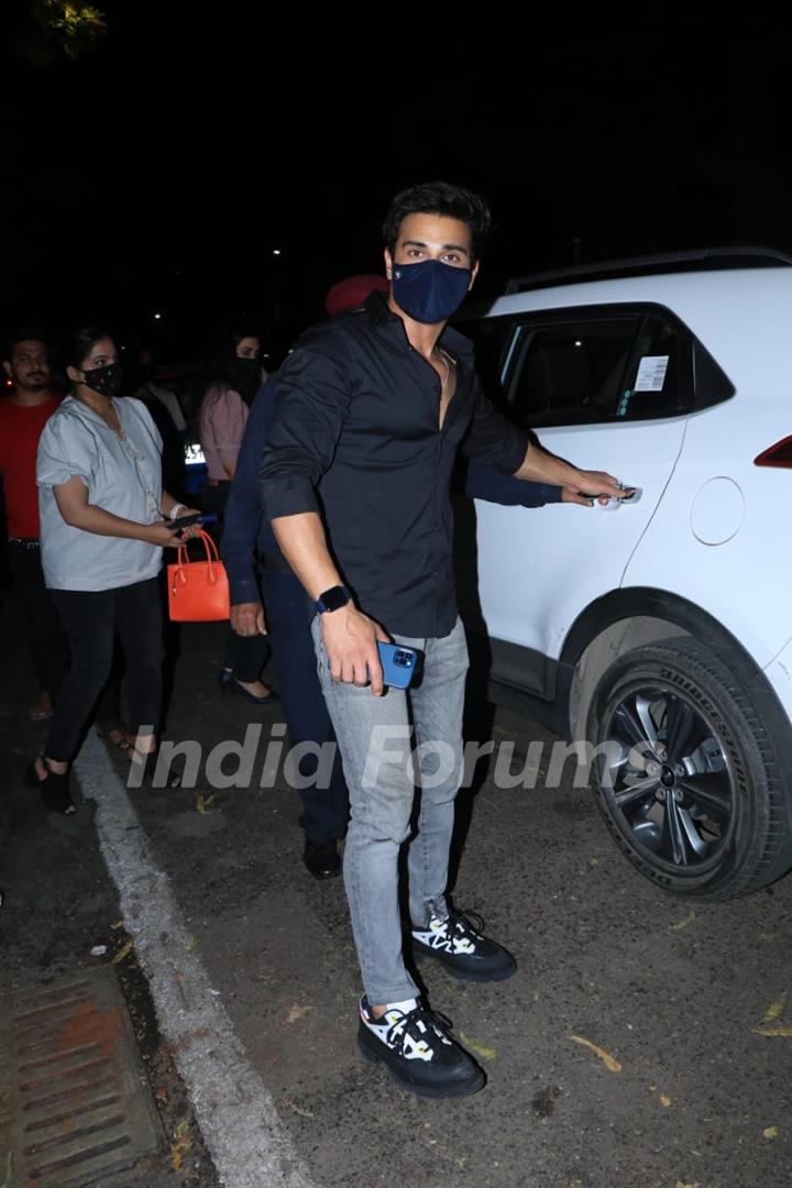 Lovebirds Kriti Kharbanda and Pulkit Samrat snapped in Bandra