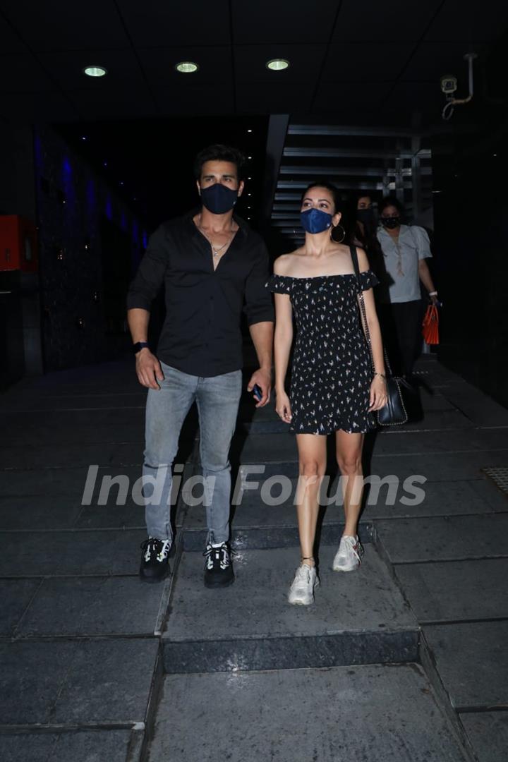 Lovebirds Kriti Kharbanda and Pulkit Samrat snapped in Bandra