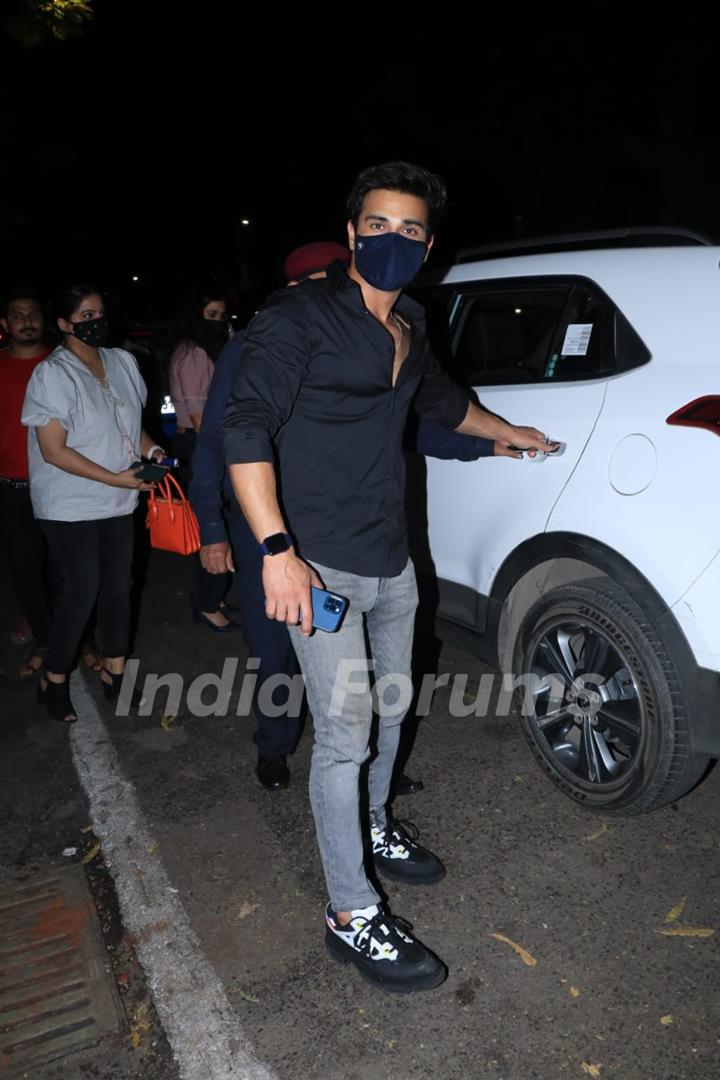 Lovebirds Kriti Kharbanda and Pulkit Samrat snapped in Bandra