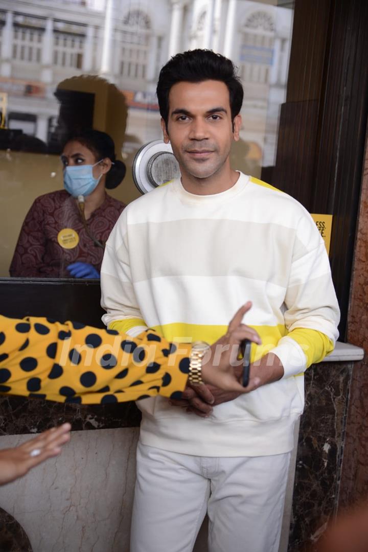 Rajkummar Rao sells the tickets for his upcoming film Roohi