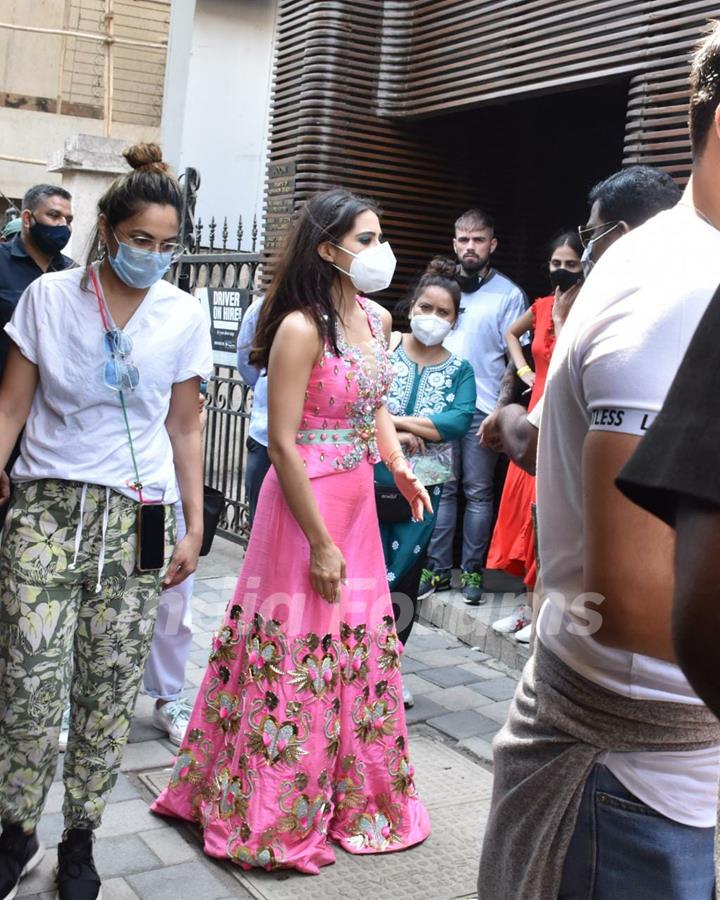 Pretty in Pink: Sara Ali Khan snapped at a shoot in Juhu