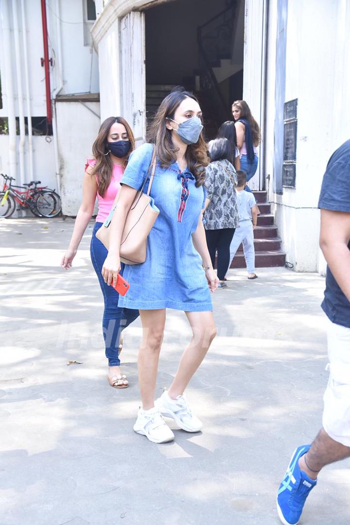 Jaanvi Dhawan snapped around the town!