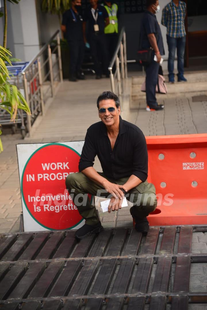 Akshay Kumar poses for paps at Kalina airport