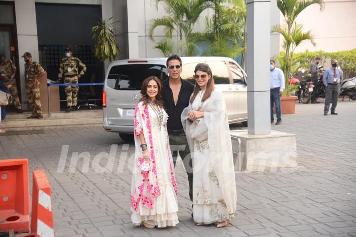 Akshay Kumar, Jacqueline Fernandez & Nushrat Barucha leave for the shoot of Ram Setu 