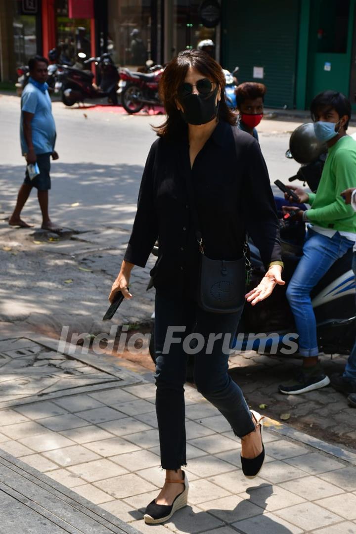 Neetu Kapoor makes a stylish apperance at a saloon in Bandra