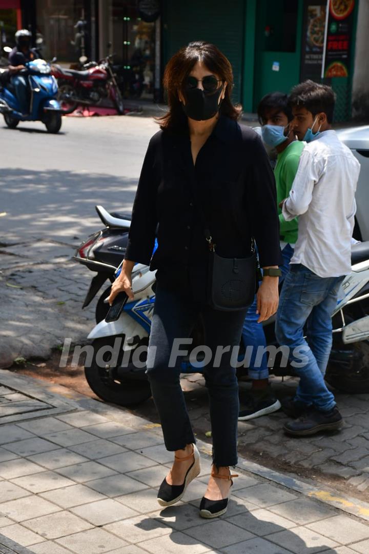 Neetu Kapoor makes a stylish apperance at a saloon in Bandra