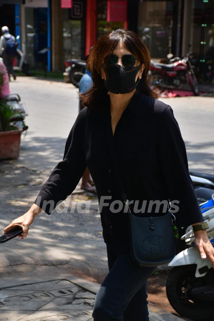 Neetu Kapoor makes a stylish apperance at a saloon in Bandra