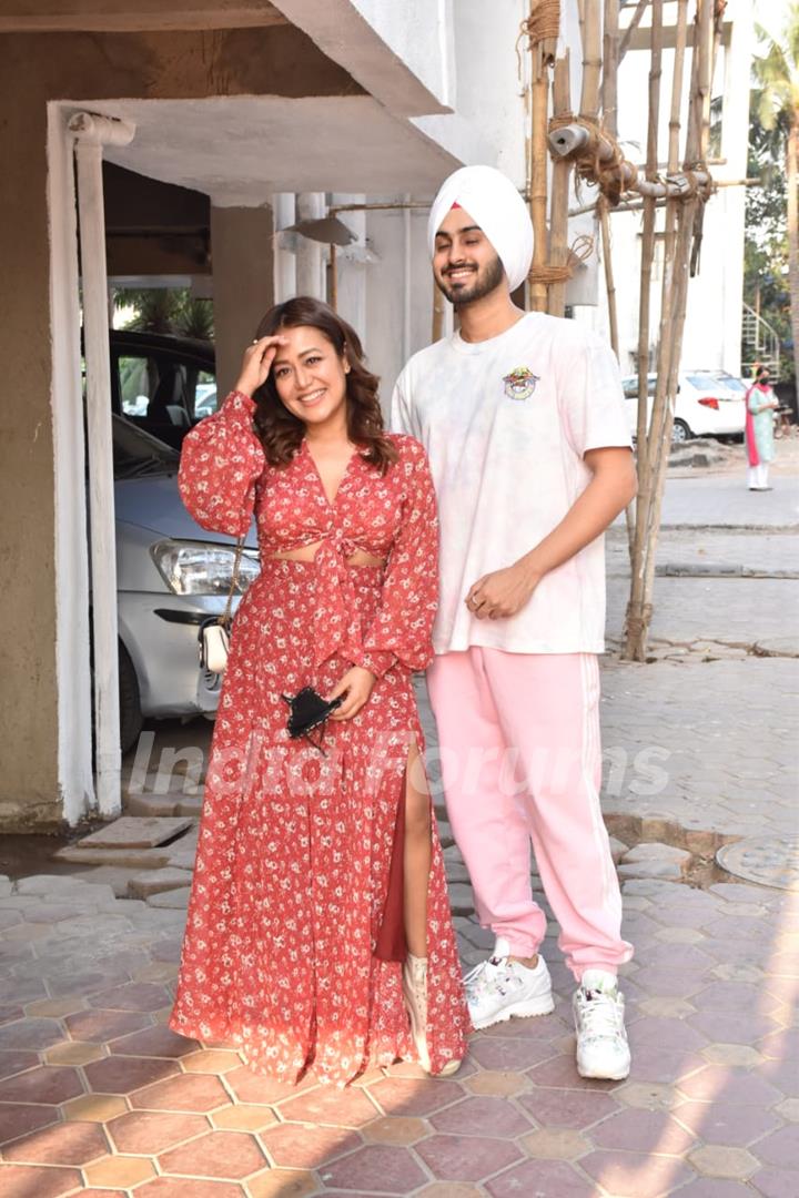 Neha Kakkar with husband Rohanpreet Singh snapped in Juhu...