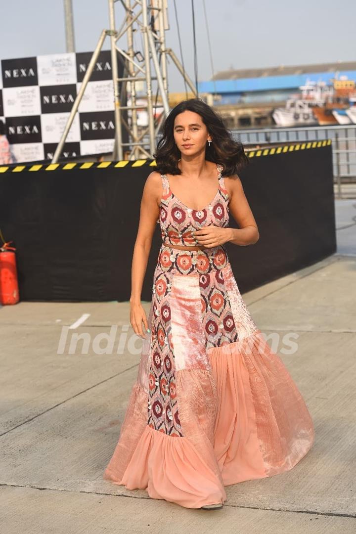 Shibani Dandekar at Lakme Fashion week 2021