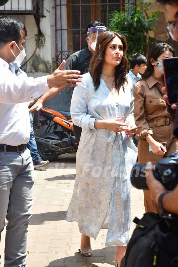 Kareena Kapoor Khan resumes work; snapped in Bandra!