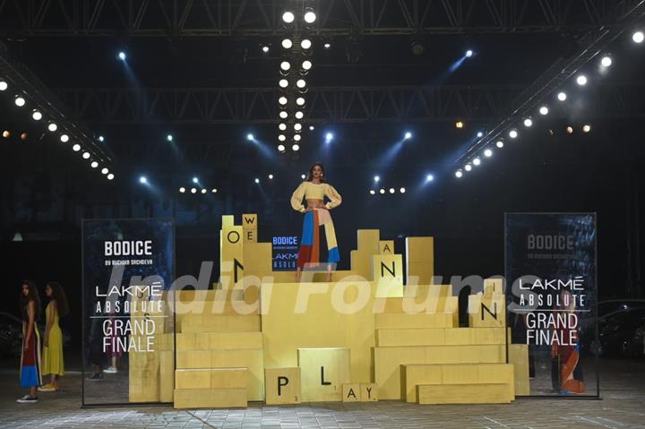 Ananya Panday walks the ramp at Lakme Fashion Week 2021!