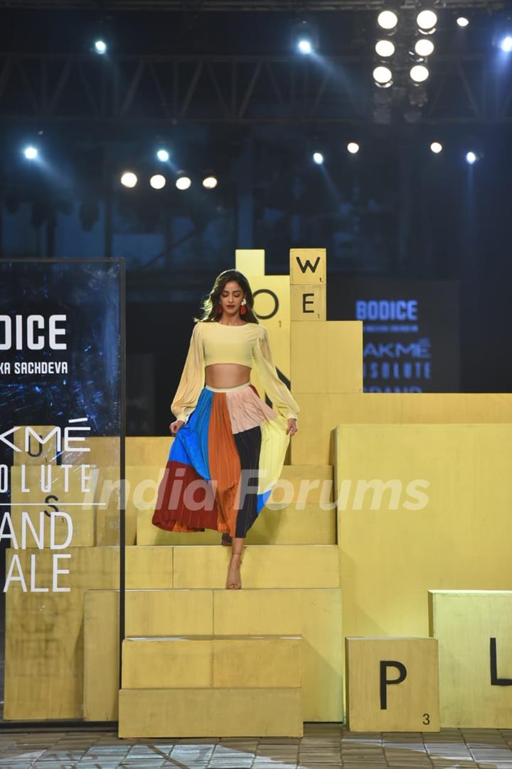 Ananya Panday walks the ramp at Lakme Fashion Week 2021!