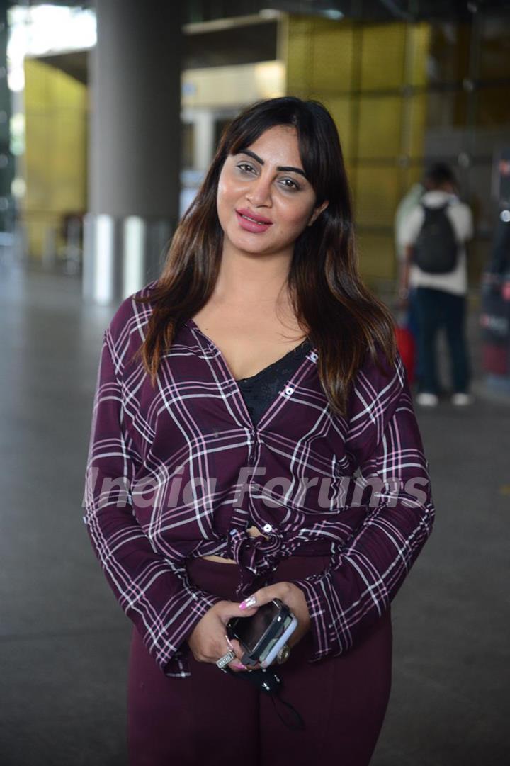 Arshi Khan snapped at airport