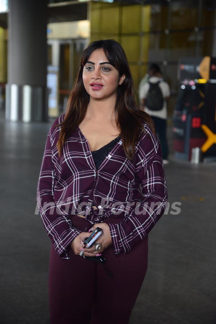 Arshi Khan snapped at airport