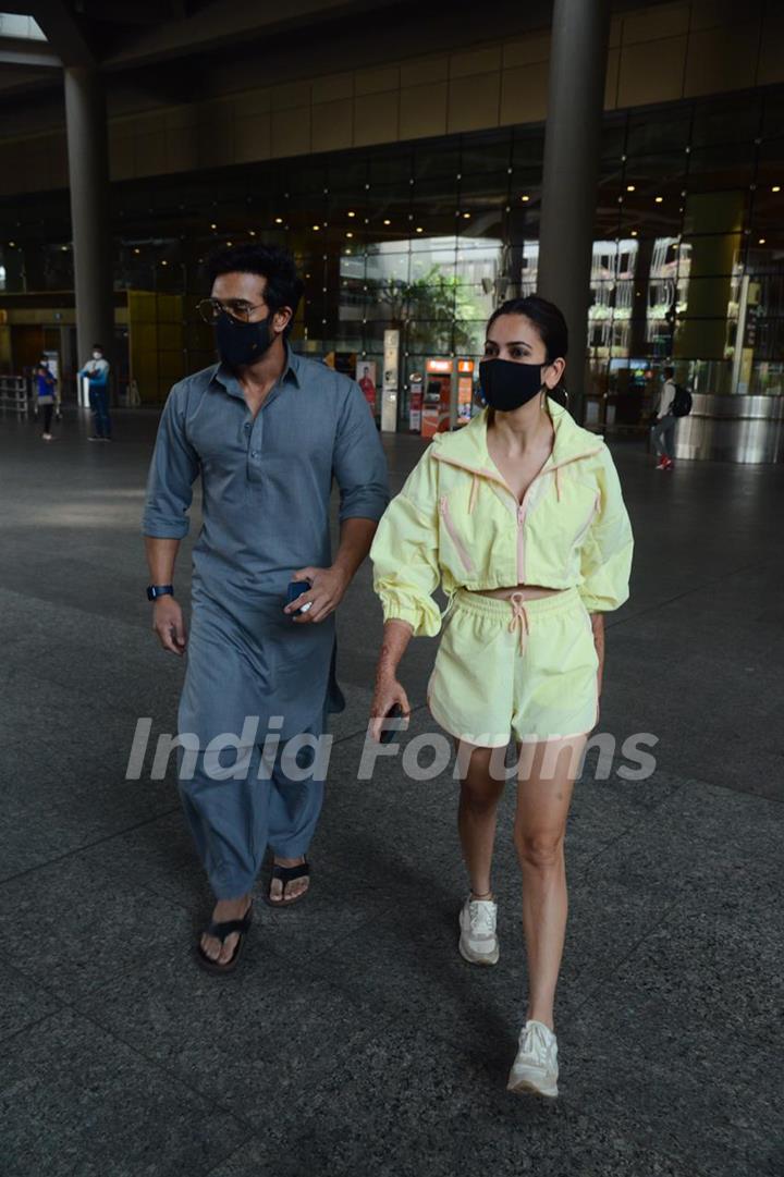 Kriti Kharbanda and Pulkit Samrat snapped at airport