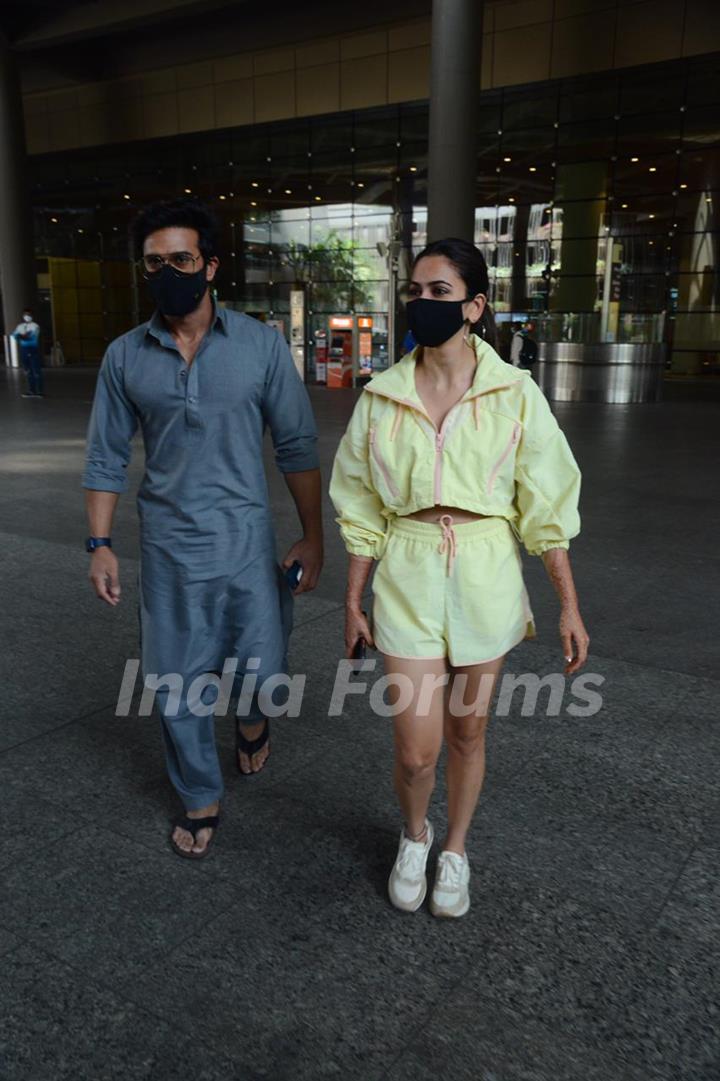 Kriti Kharbanda and Pulkit Samrat snapped at airport