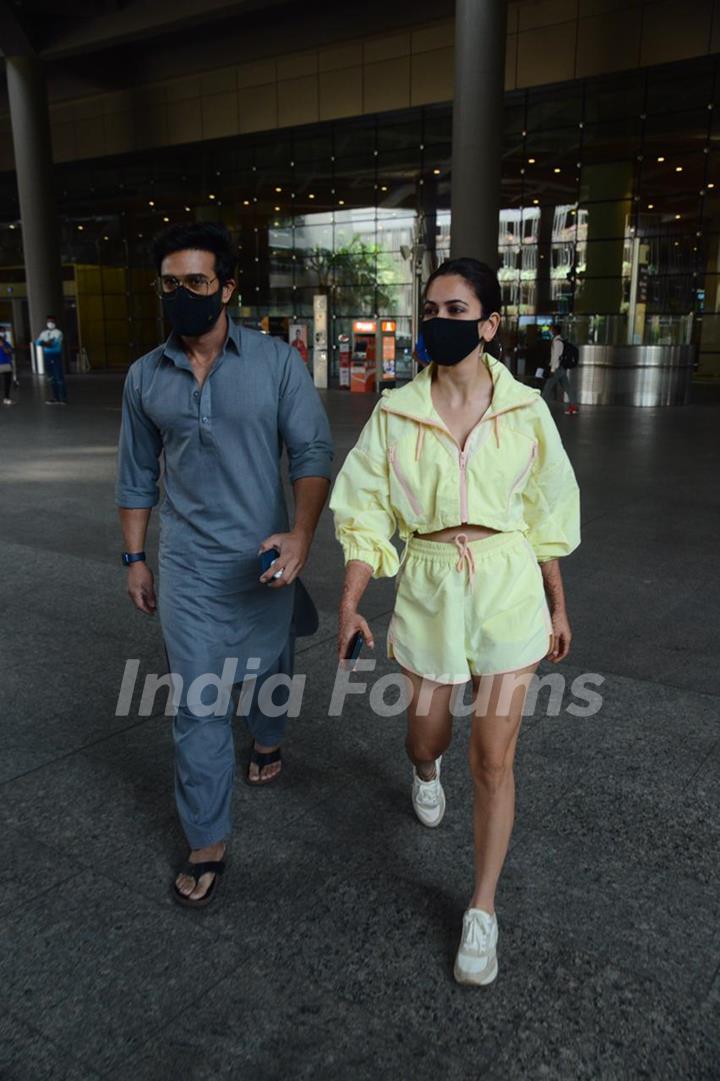 Kriti Kharbanda and Pulkit Samrat snapped at airport