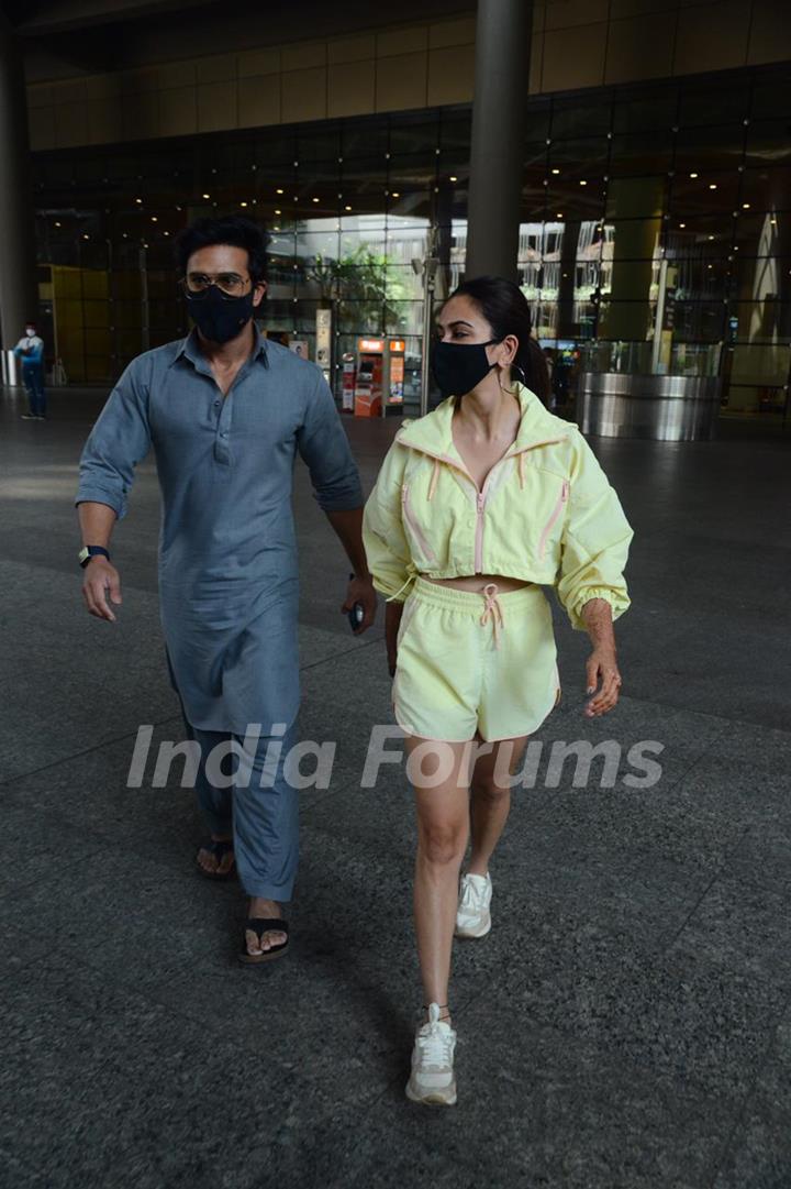 Kriti Kharbanda and Pulkit Samrat snapped at airport