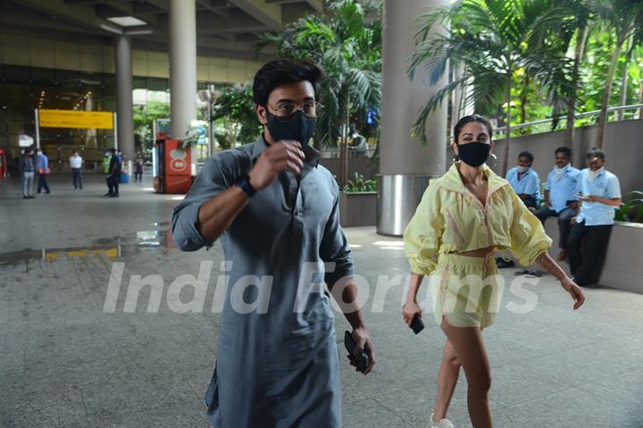 Kriti Kharbanda and Pulkit Samrat snapped at airport