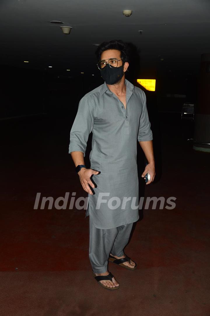 Kriti Kharbanda and Pulkit Samrat snapped at airport