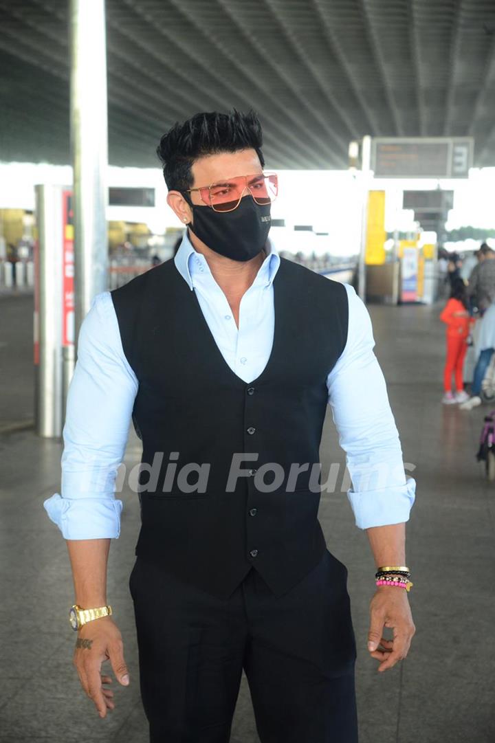 Sahil Khan sanpped at airport