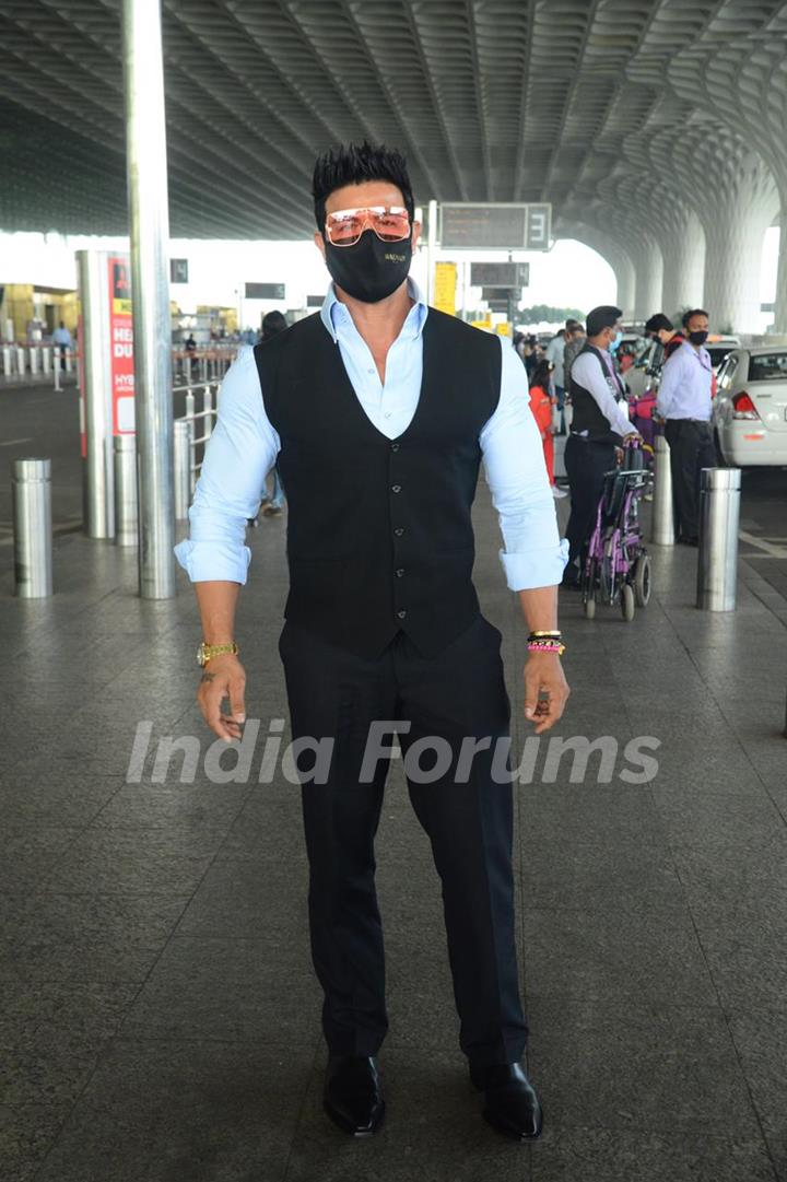 Sahil Khan sanpped at airport