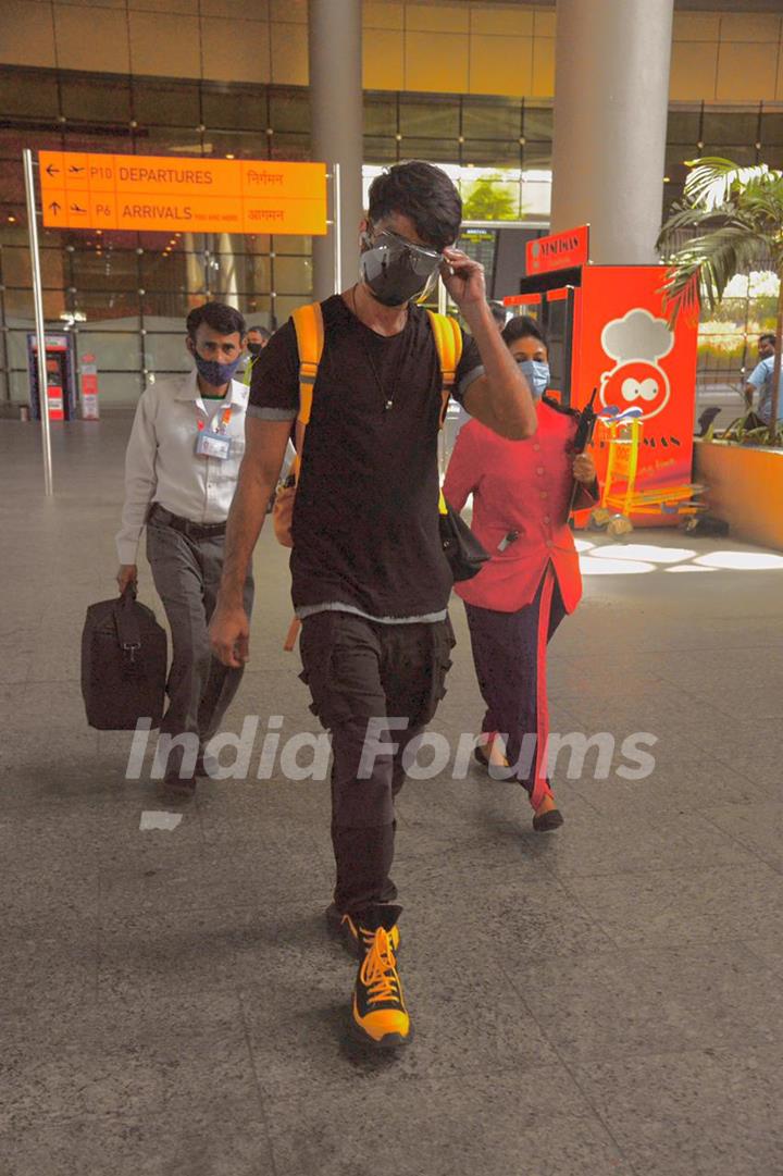 Shahid Kapoor's new Airport look is all about safety amid Covid-19 surge!