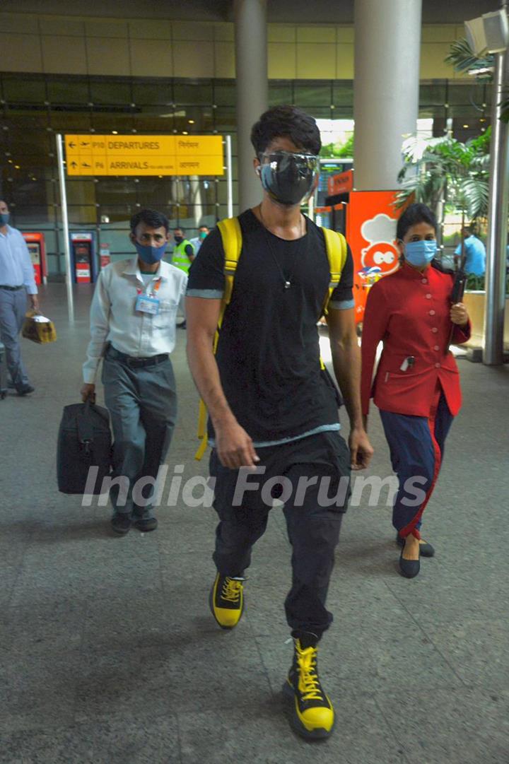 Shahid Kapoor's new Airport look is all about safety amid Covid-19 surge!