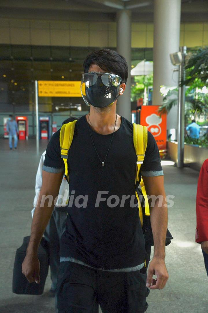 Shahid Kapoor's new Airport look is all about safety amid Covid-19 surge!