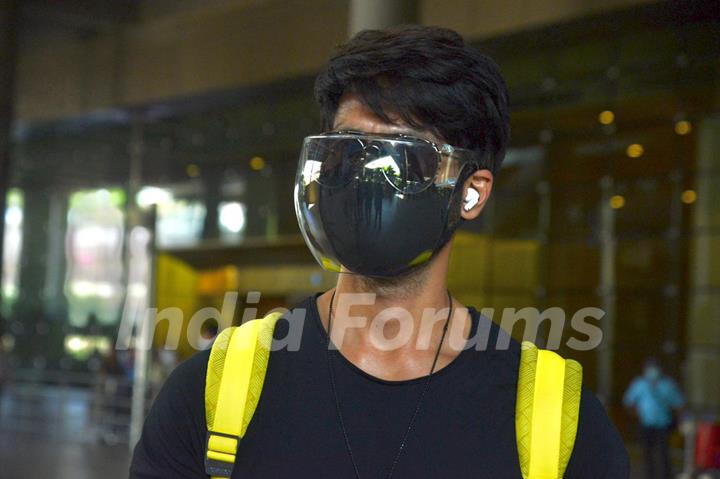 Shahid Kapoor's new Airport look is all about safety amid Covid-19 surge!