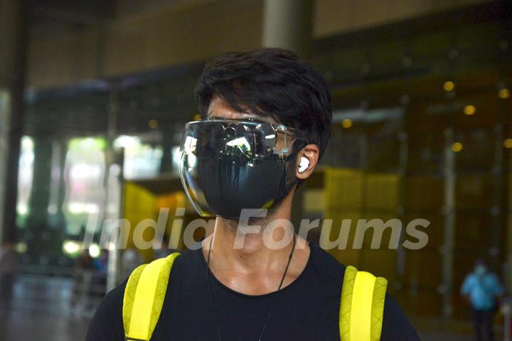 Shahid Kapoor's new Airport look is all about safety amid Covid-19 surge!