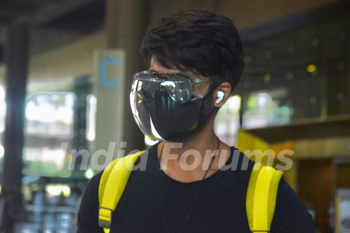 Shahid Kapoor's new Airport look is all about safety amid Covid-19 surge!