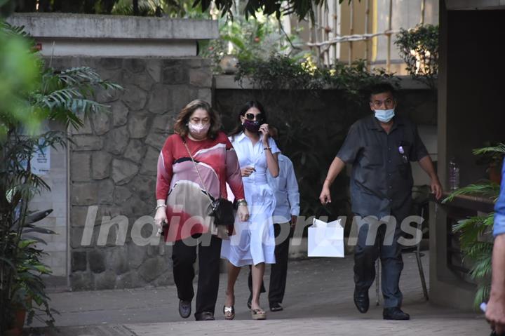 Babita Kapoor at Kareena Kapoor's house, Bandra